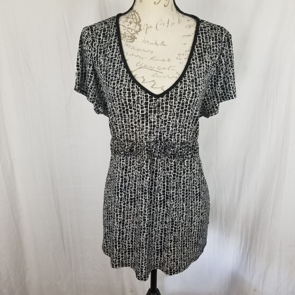 Motherhood Maternity Black and White Geometric Print Tie-back V-Nest‎ Blouse